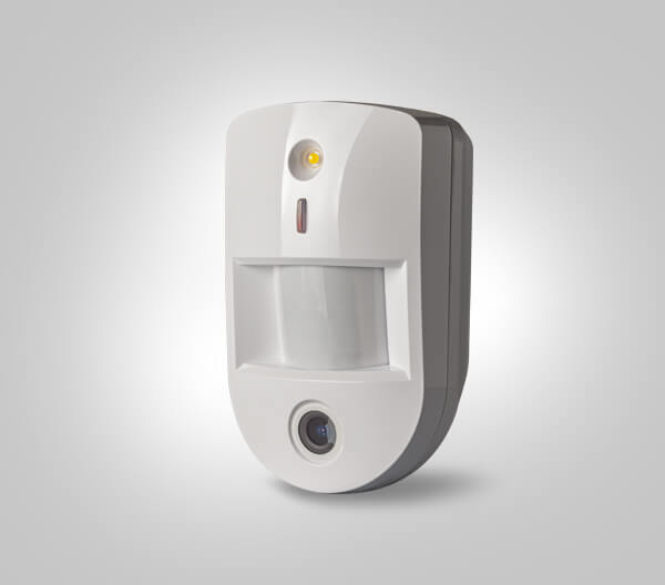 Sensor de movimiento en la esquina blanca. dispositivo que rastrea el  movimiento de objetos. se utiliza para automatizar el funcionamiento de  electrodomésticos, cámaras de video de vigilancia, alarmas y sistema de  seguridad.